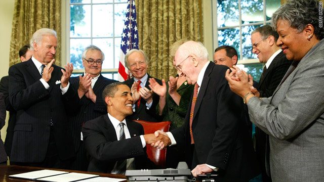 President Obama shakes hands with Frank Kameny after extending benefits to same-sex partners of federal workers in 2009.